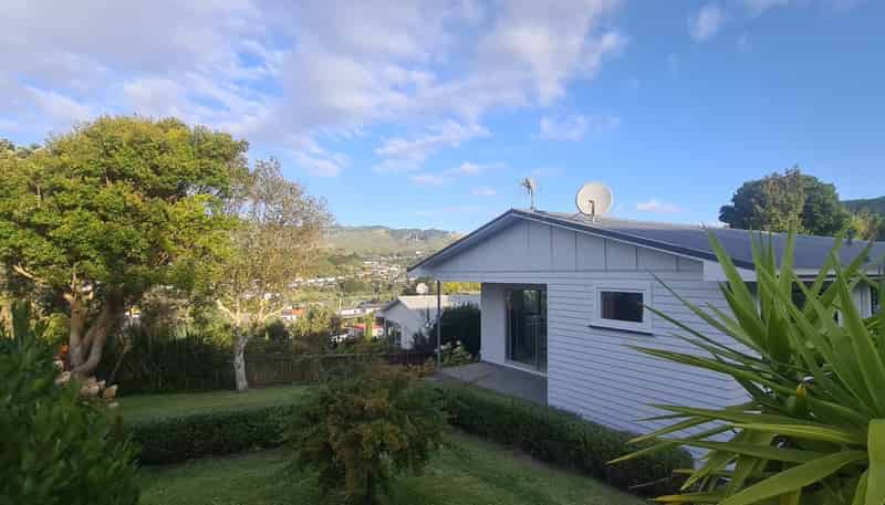 64 St Johns Terrace, Tawa