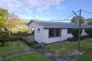 64 St Johns Terrace, Tawa