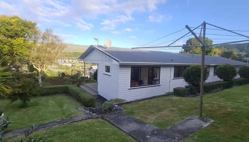 64 St Johns Terrace, Tawa