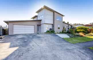 17 Elizabeth Grove, Stratford