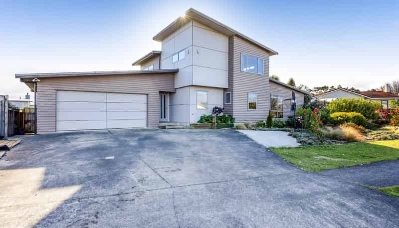 17 Elizabeth Grove, Stratford