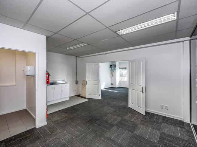 PRIME ALBANY CORNER UNIT + FIVE PARKS!

