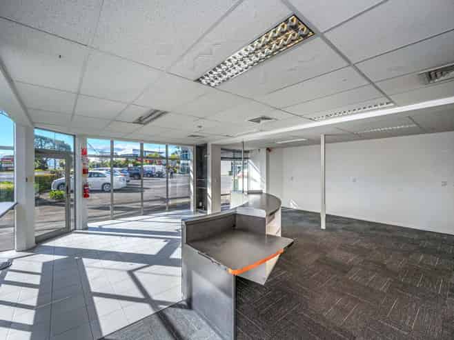 PRIME ALBANY CORNER UNIT + FIVE PARKS!
