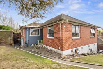 70 Old North Road, Marchwiel