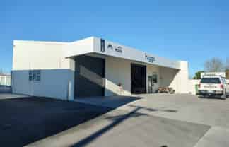 Well presented warehouse with offices