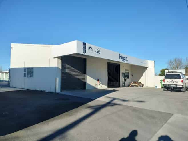 Well presented warehouse with offices