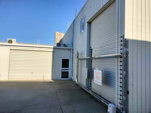 Well presented warehouse with offices