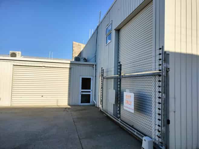 Well presented warehouse with offices