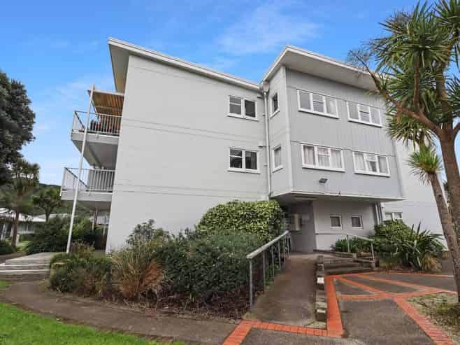 4/1356 High Street, Taita