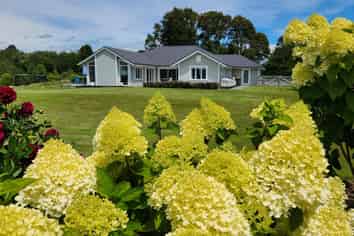 1199 Egmont Road, Egmont Village