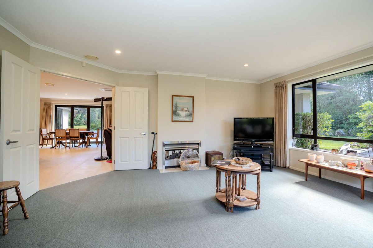 A PROPERTY PACKED WITH POTENTIAL - Aanzicht 6