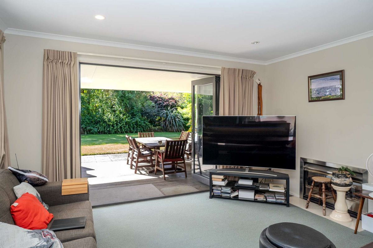 A PROPERTY PACKED WITH POTENTIAL - Aanzicht 4