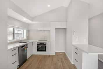 110E/30 Bob Robertson Drive, Woodend