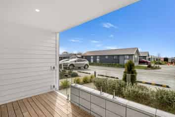110E/30 Bob Robertson Drive, Woodend