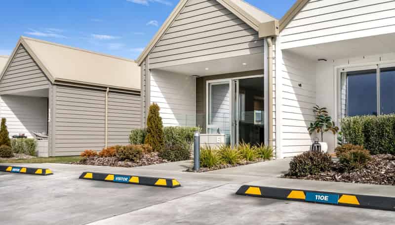 110E/30 Bob Robertson Drive, Woodend