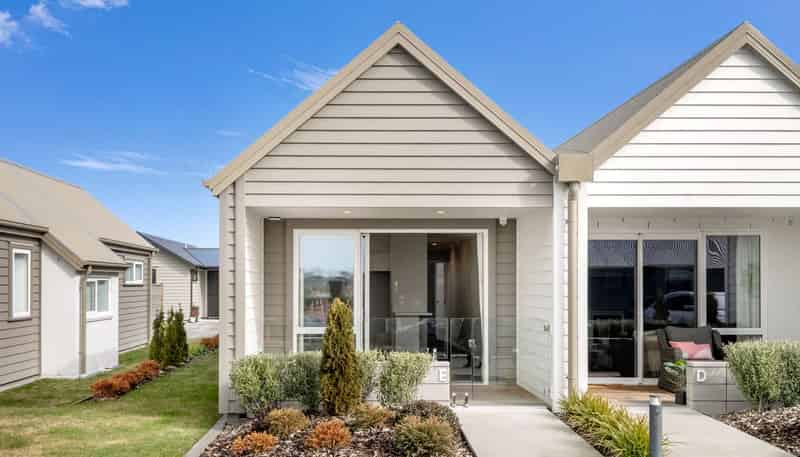 110E/30 Bob Robertson Drive, Woodend