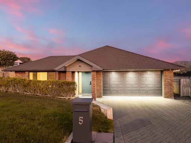 5 Paparoa Crescent, Aotea