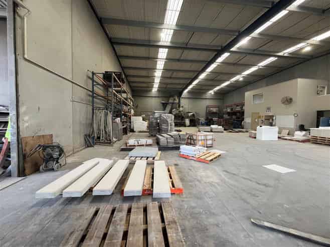 High Profile Warehouse with Functional Sealed Yard