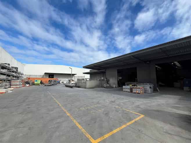 High Profile Warehouse with Functional Sealed Yard