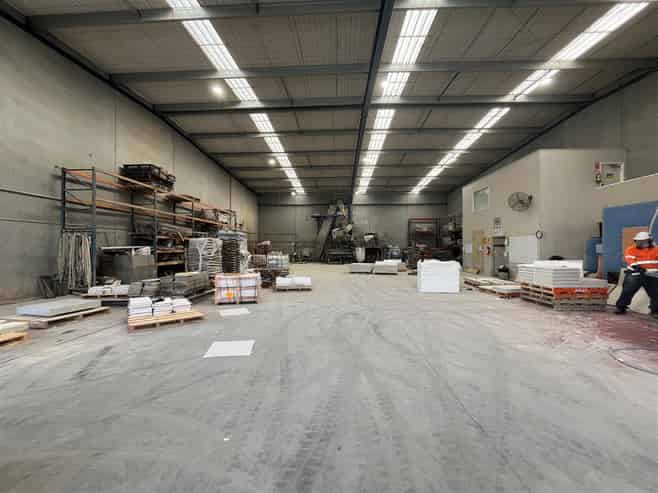 High Profile Warehouse with Functional Sealed Yard