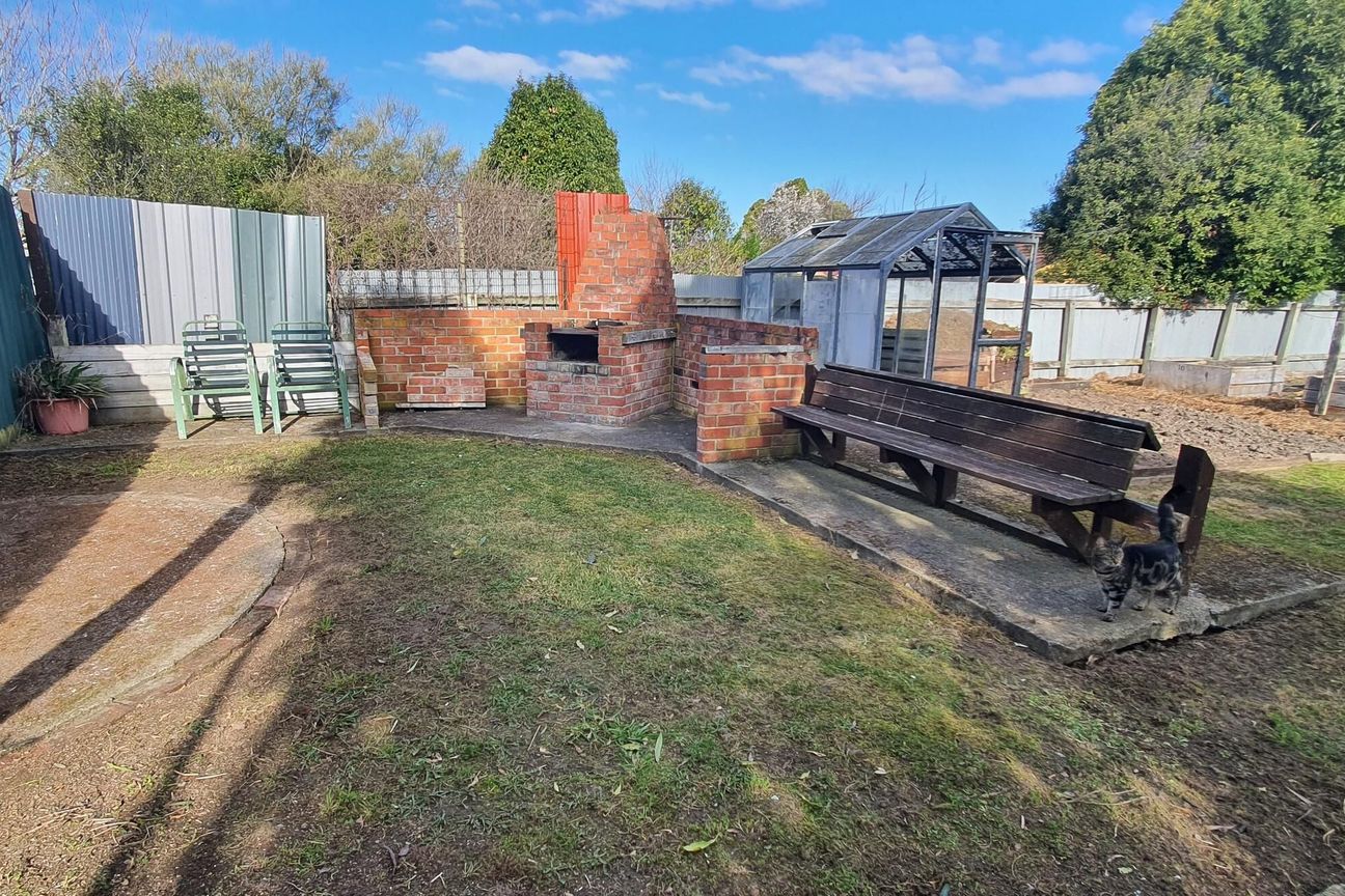 A warm and inviting home in a convenient location - Vista 5