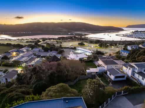8A Kiriwai Road, Paremata
