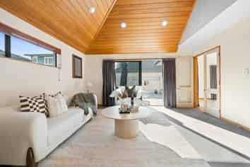 2/6 Eastern Beach Road, Eastern Beach