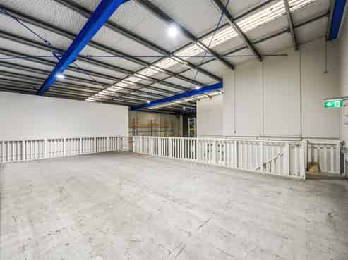 Versatile A-grade warehouse with cold storage