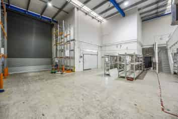 Versatile A-grade warehouse with cold storage