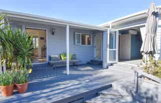 374 High Street South, Carterton