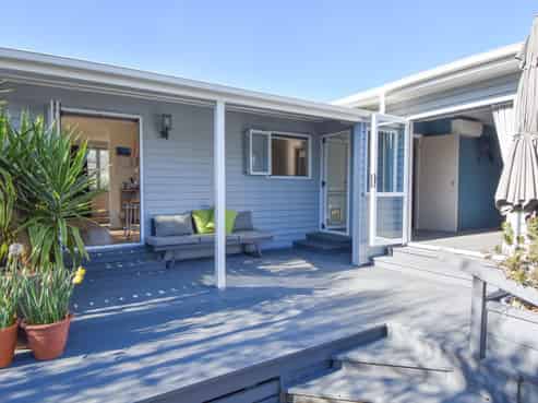 374 High Street South, Carterton