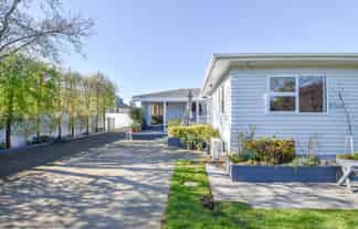 374 High Street South, Carterton