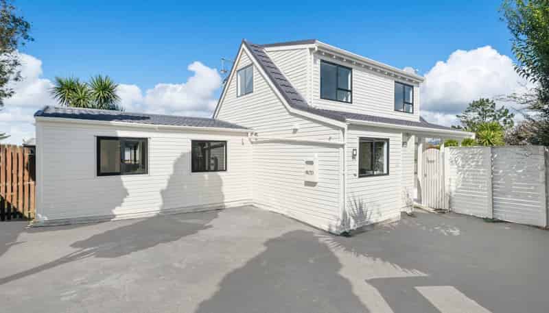 2/16 Moxham Grove, Massey
