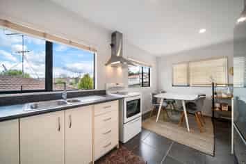 2/109 Target Road, Totara Vale