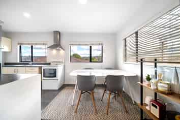 2/109 Target Road, Totara Vale