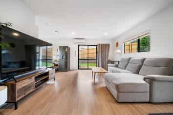 2/109 Target Road, Totara Vale