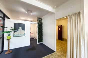 OREWA SHOP - OWNER-OCCUPIERS!
