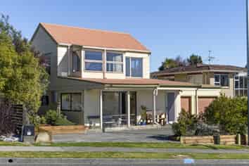 8 Newall Avenue, Stoke