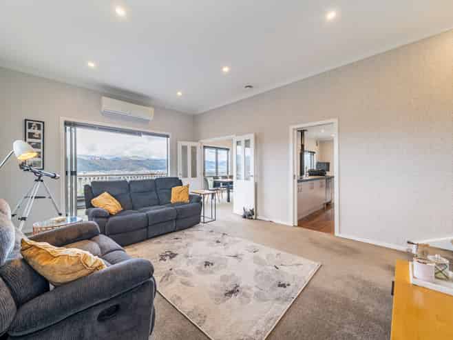 13A Riverstone Drive, Riverstone Terraces