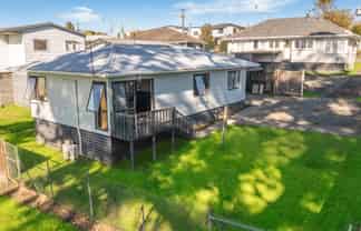 2/27 Christmas Road, Manurewa