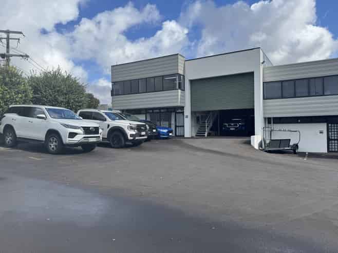 Roadfront 270sqm Industrial Unit