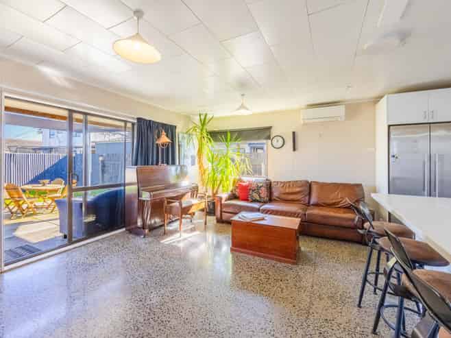 2/601B Oak Road, Akina