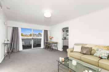2/13 Avenue Road, West End