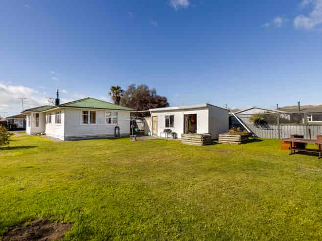 17 Gill Crescent, Redwoodtown