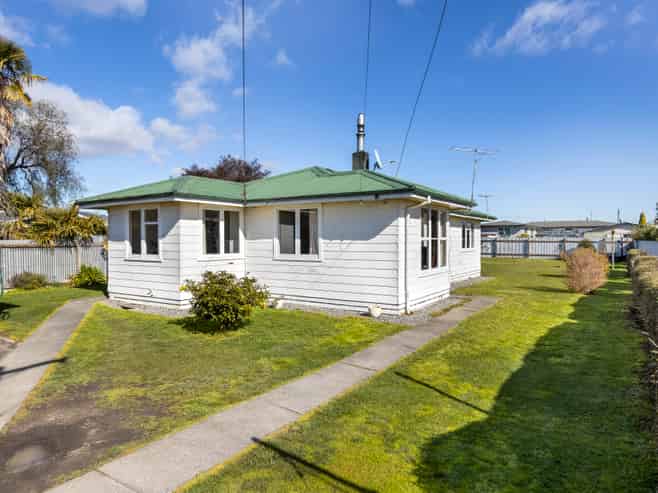 17 Gill Crescent, Redwoodtown