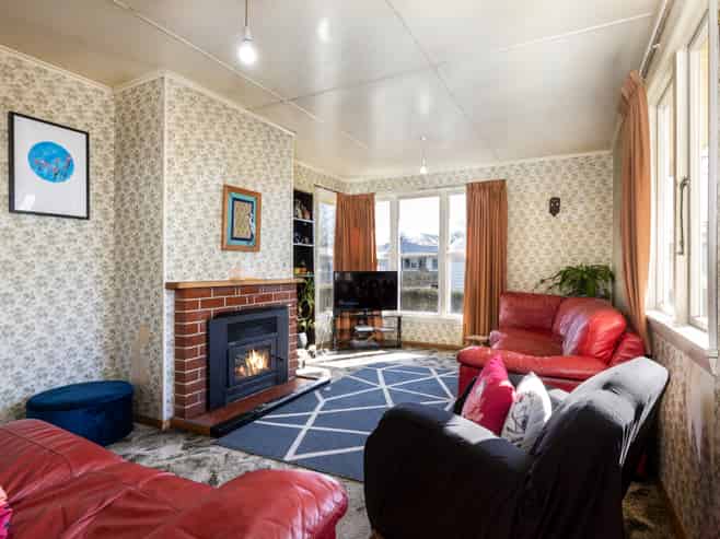 17 Gill Crescent, Redwoodtown