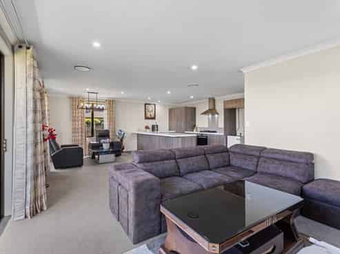 8 Ballintoy Park Drive, Welcome Bay