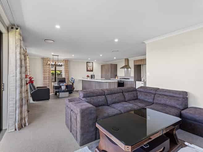 8 Ballintoy Park Drive, Welcome Bay