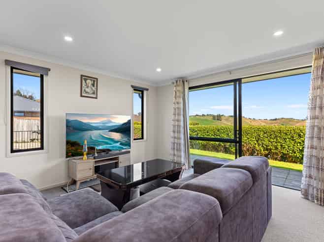 8 Ballintoy Park Drive, Welcome Bay
