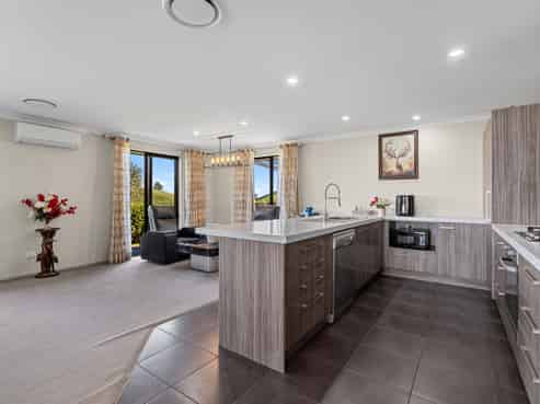 8 Ballintoy Park Drive, Welcome Bay